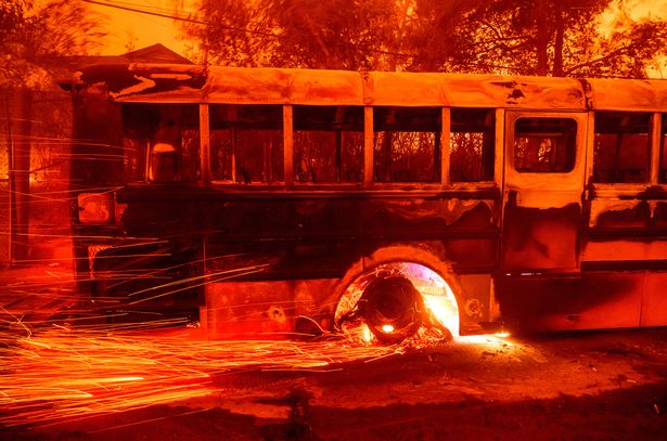 洛杉矶大火:大火继续肆虐加州,两人死亡