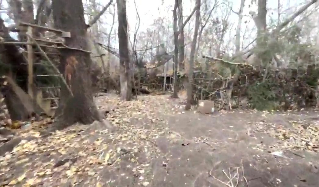 在埃德蒙顿南部,精心设计的村庄式营地拆除了电力和水