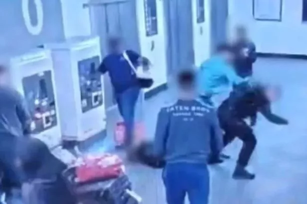 曼彻斯特机场：两名男子在视频中被指控与警察发生冲突，但警察逃脱了起诉